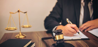 刑事案件哪些人可以委托律師？