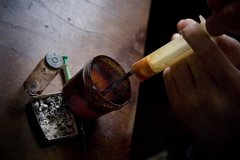 容留他人吸毒三次應(yīng)判多久、罰金多少？