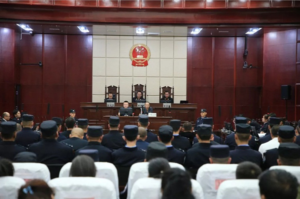 錫林郭勒盟中級人民法院依法公開宣判被告人范泉智等人涉黑案件(圖2)