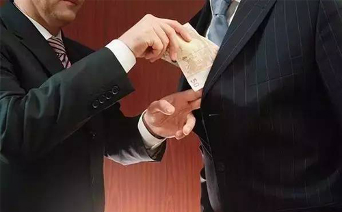 給領(lǐng)導(dǎo)送禮2萬元算賄賂嗎？(圖1)